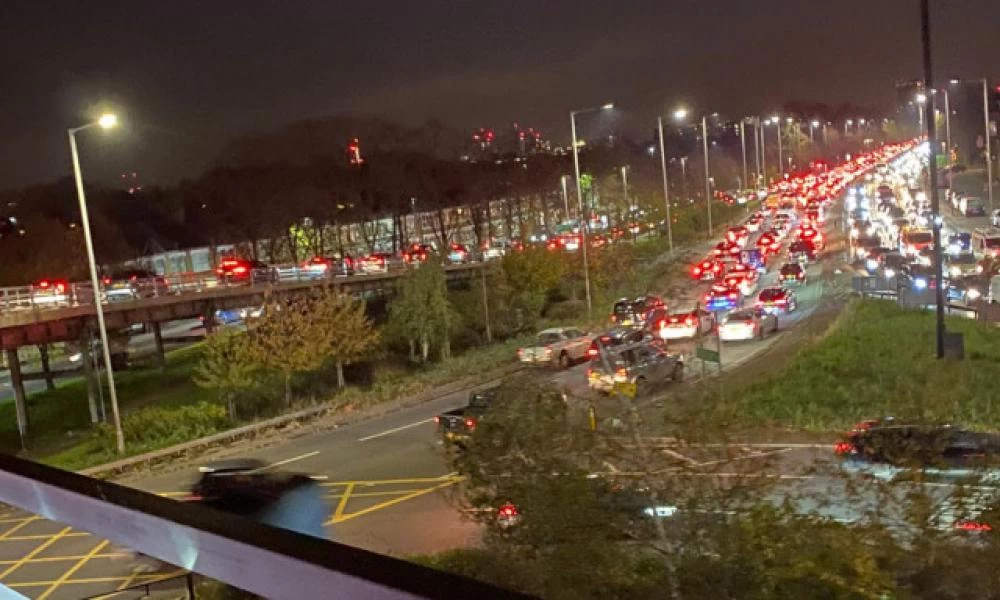 Κορονοϊός: Απίστευτο μποτιλιάρισμα με ουρές χιλιομέτρων πριν το lockdown στο Λονδίνο